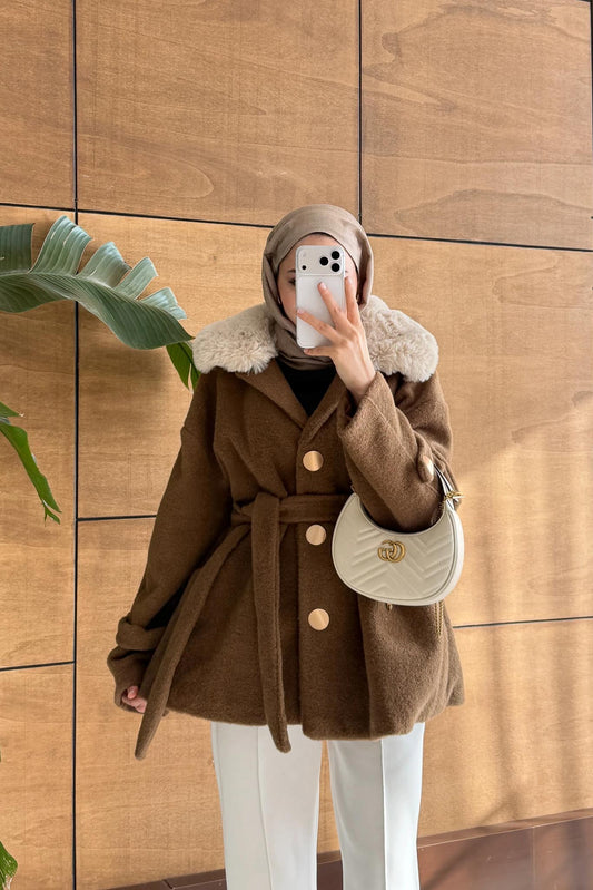 Yakası Kürk Detaylı Kaban Kahverengi